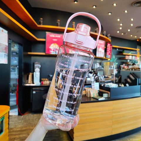 Botella de agua de medio galón con manga de 70 onzas (2 litros) con Funda  de Almacenamiento celulares, Marcador de Tiempo y motivacional, Sin BPA